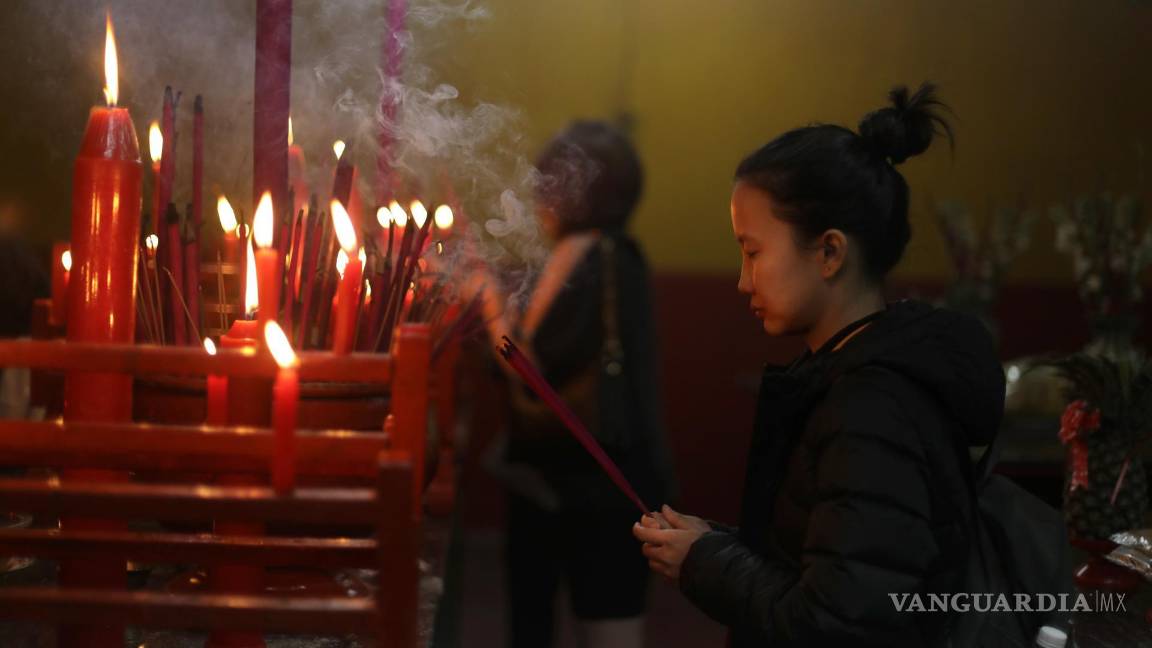 $!La gente reza y quema incienso durante la celebración del Año Nuevo Lunar chino en China Town en Calcuta, India oriental.
