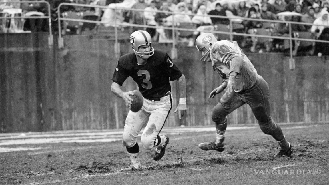 $!El quarterback de los Oakland Raiders, Daryle Lamonica (3), se apresura a salir del camino de Charley Kreuger de los San Francisco 49ers , el 21 de diciembre de 1970.