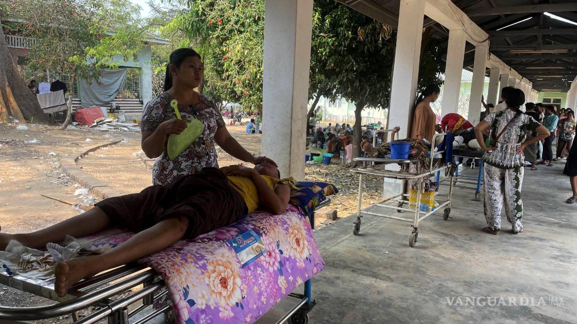 $!Los heridos son atendidos en un hospital tras el terremoto en Naypyidaw, Myanmar.