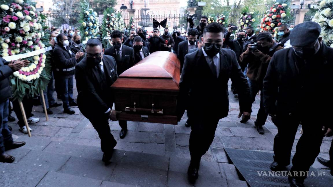 $!La fila de feligreses continúa hasta acercarse la hora de su despedida final, donde los creyentes unen sus manos, se persignaron frente al féretro, miraron su rostro por última vez.