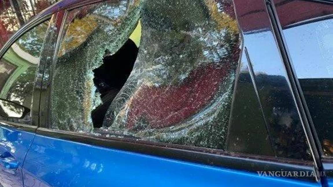 $!El vehículo incendiado quedó completamente dañado frente a la vivienda afectada.