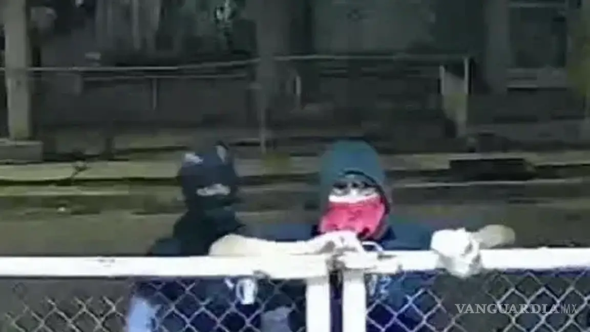 $!Cámaras de seguridad captaron a tres sujetos encapuchados intentando dañar la vivienda en la colonia 2 de Agosto.