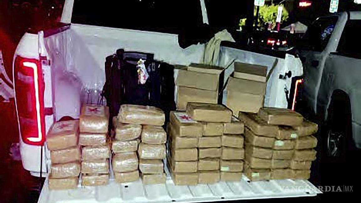 $!Esta fotografía sin fecha proporcionada por el Fiscal de Distrito de Estados Unidos muestra drogas confiscadas apiladas en la caja de un camión.