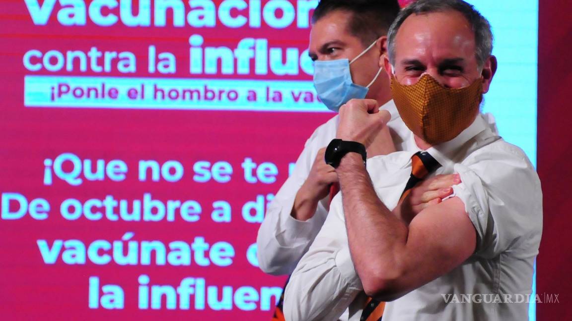 Inicia campaña contra la influenza: aplican la vacuna a López-Gatell y Zoé Robledo