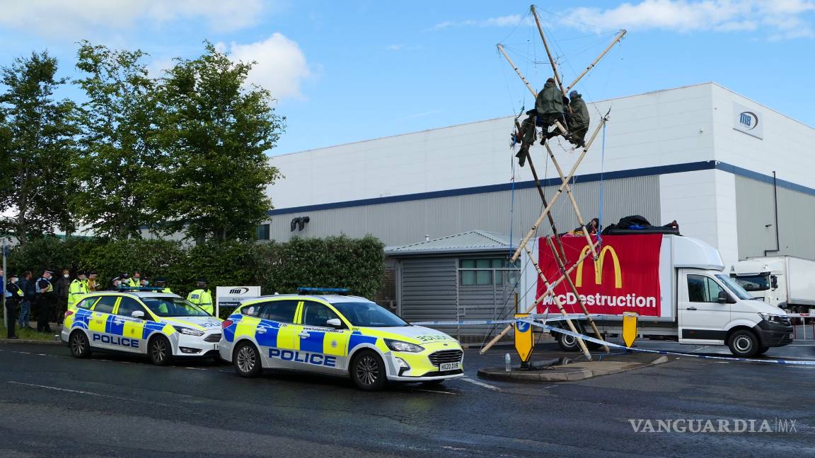 $!Animalistas bloquean suministro para mil 300 McDonald's en Reino Unido