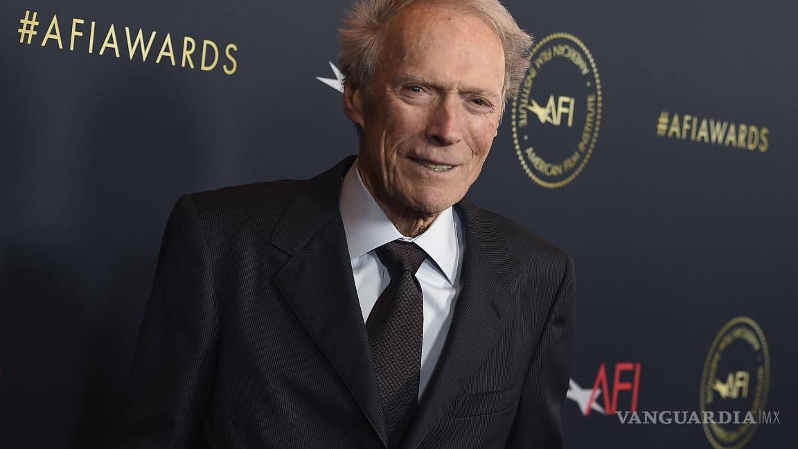 $!Clint Eastwood llega a los Premios AFI el 3 de enero de 2020 en Los Ángeles. “A Fistful of Dollars” un emblemático western protagonizado por Eastwood fue doblado al idioma navajo. AP/Jordan Strauss/Invision