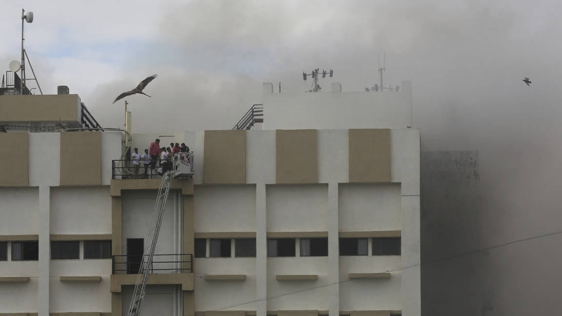 $!¡Heroico!, 89 personas son rescatadas edificio de nueve pisos que ardía en llamas en la India