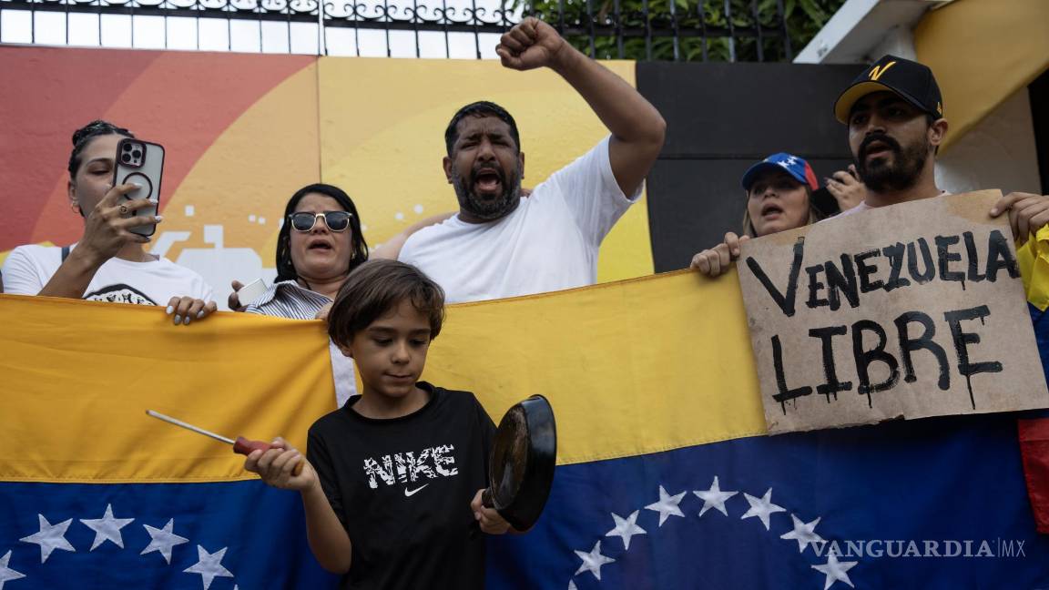 $!Ciudadanos venezolanos protestan frente a la Embajada de Venezuela luego de que el Consejo Nacional Electoral (CNE) proclamara a Nicolás Maduro como presidente reelecto de Venezuela, este lunes en Santo Domingo (República Dominicana).