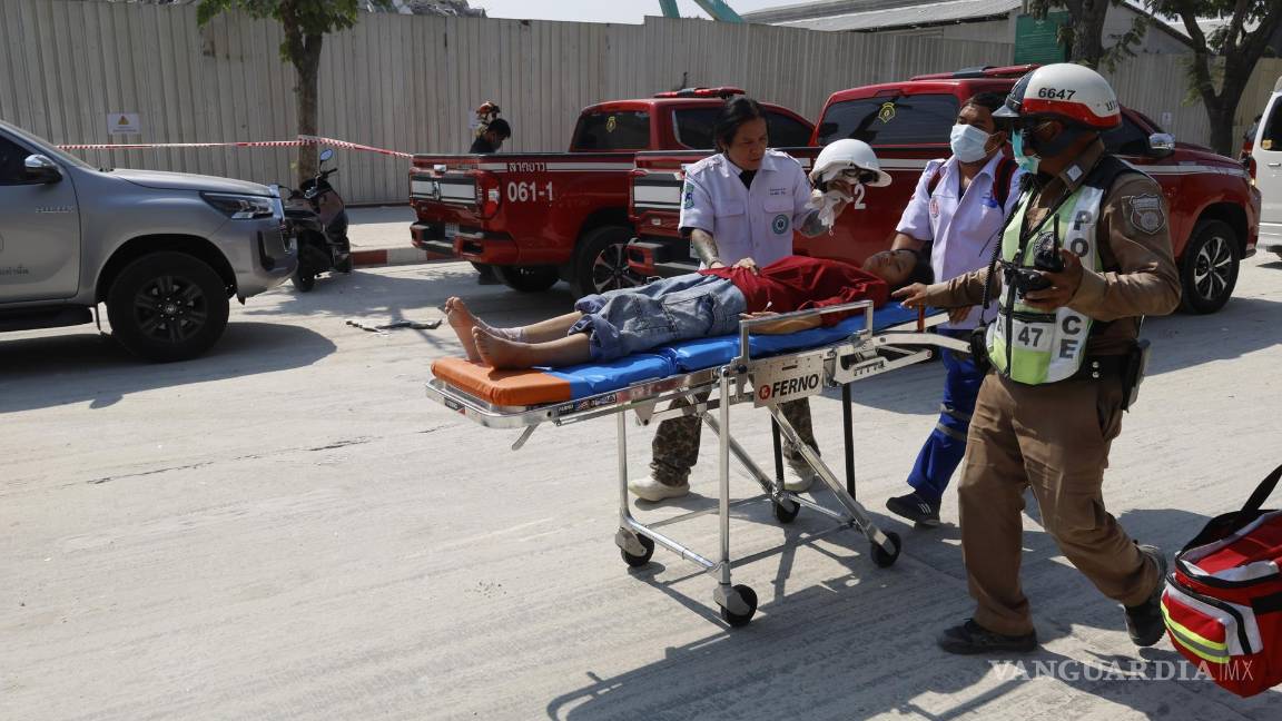 $!Los heridos fueron evacuados del lugar del derrumbe de un edificio tras un terremoto en Bangkok, Tailandia, el 28 de marzo de 2025. Un terremoto de magnitud 7,7 sacudió Myanmar, según el Servicio Geológico de Estados Unidos (USGS), y se sintieron temblores en la vecina Tailandia.