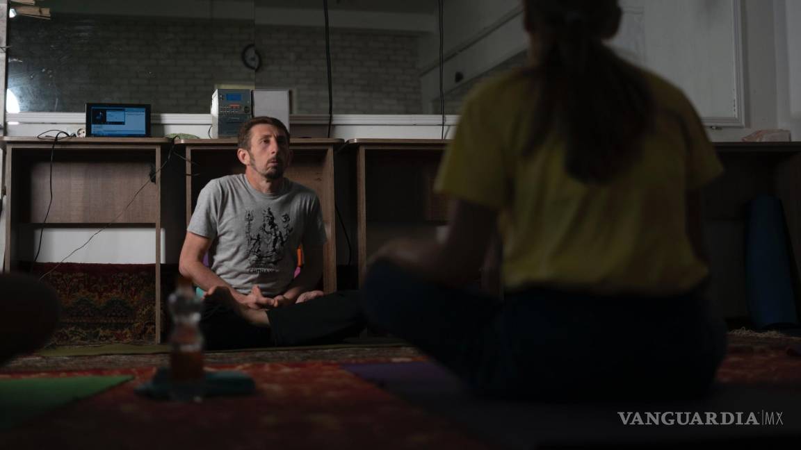 $!Cuando la guerra empezó, Zaloznyi daba las clases en línea porque la mayoría de las personas que asistían al yoga habían huido a regiones más seguras.