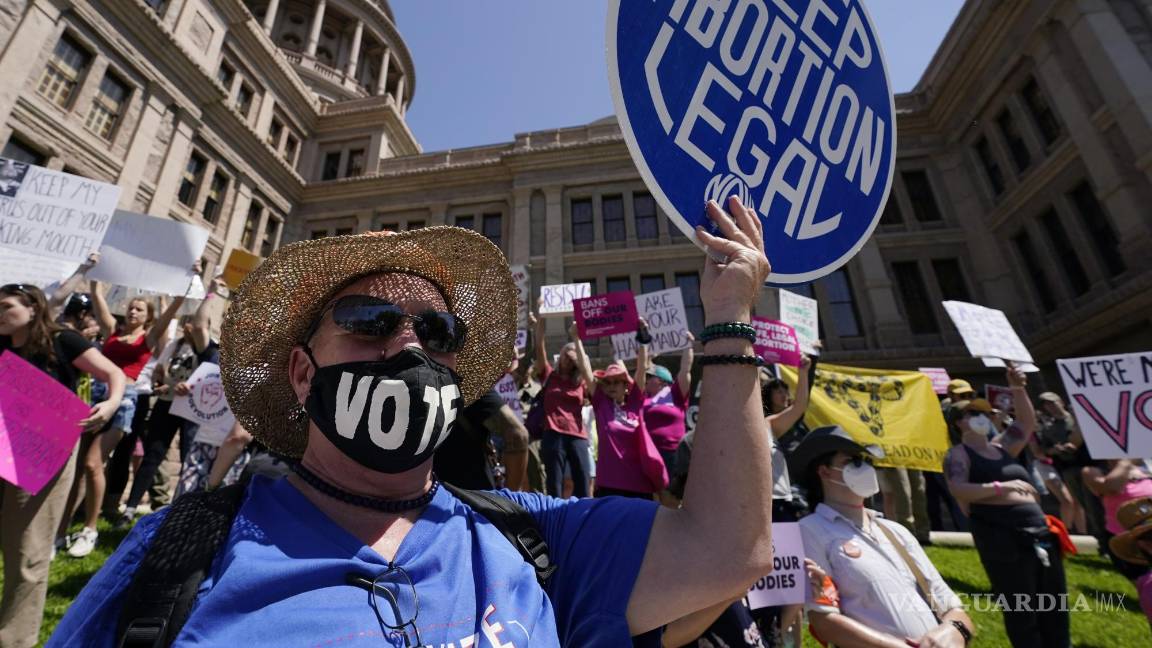 $!Manifestantes por el derecho al aborto asisten a una manifestación en el Capitolio del estado de Texas en Austin, Texas, el 14 de mayo de 2022.
