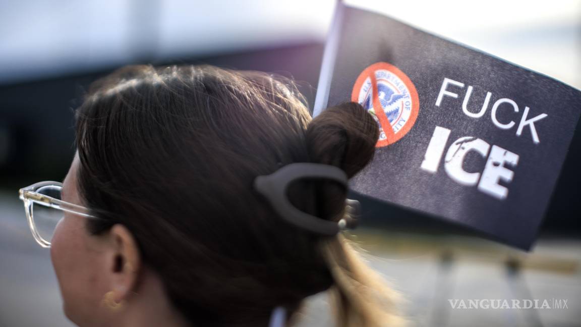 $!Un activista sostiene una bandera durante una manifestación frente al centro de detención de ICE en Broadview, a unas 12 millas al oeste de Chicago, Illinois.
