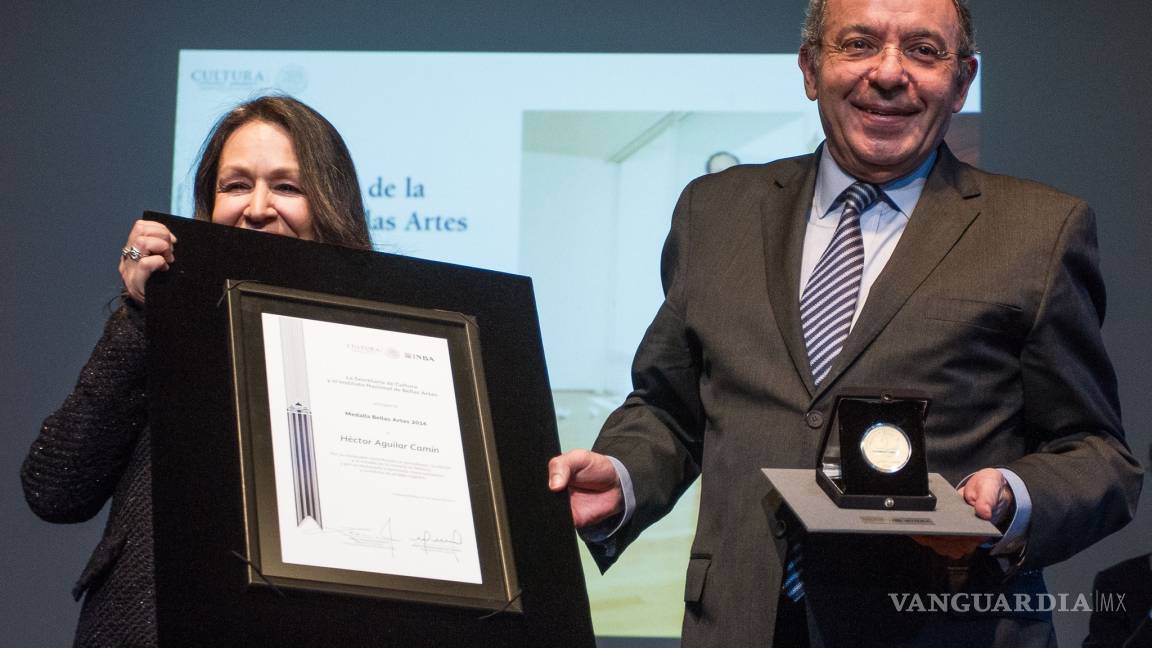 Héctor Aguilar Camín recibió la Medalla Bellas Artes
