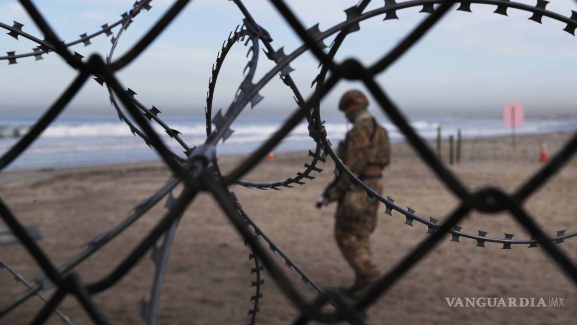 Militares estadounidenses y un muro frenan a migrantes en Tijuana