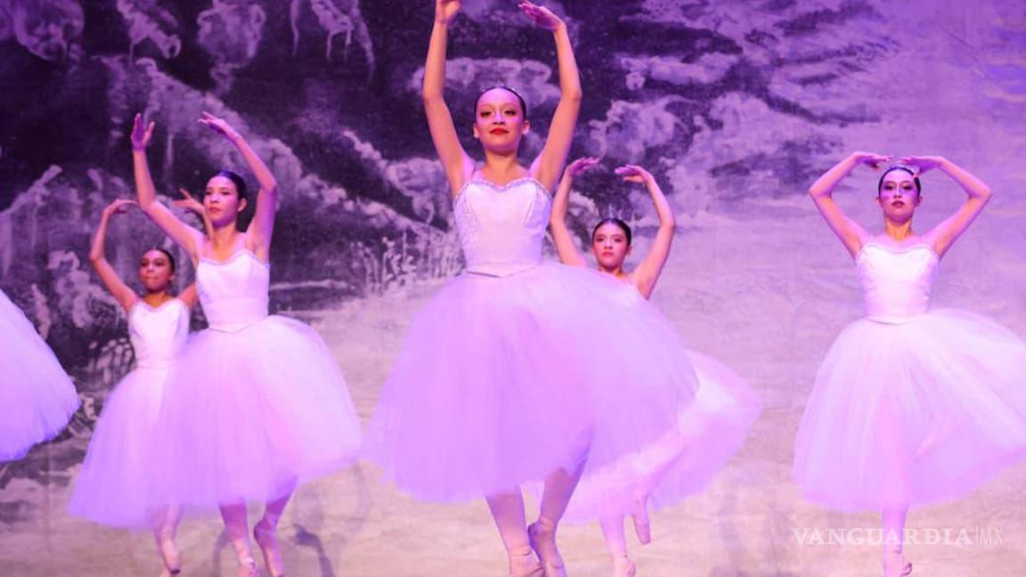 $!Bailarines del Centro de Estudios Dancísticos y del Ballet Profesional Coahuila ofrecieron una interpretación de gran calidad técnica y escénica.