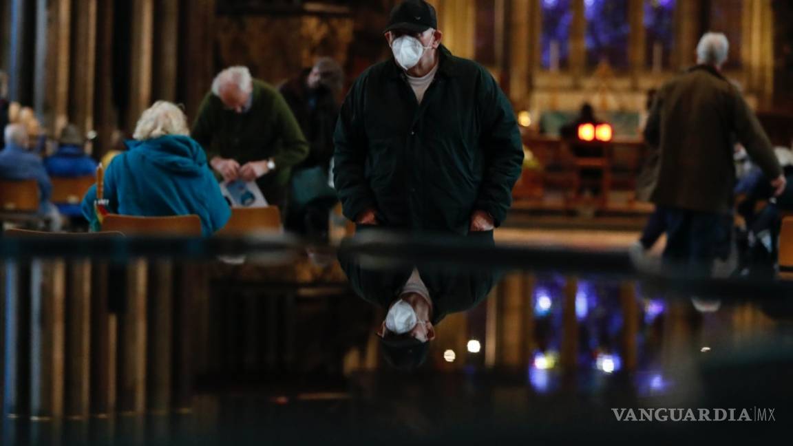 $!Músico de la Catedral de Salisbury toca música mientras reciben la vacuna contra la COVID-19