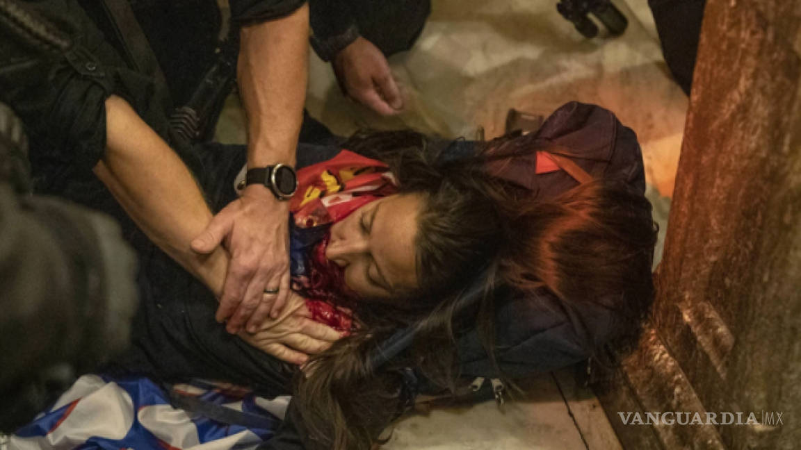 Muere mujer herida de bala en el Capitolio de EU; seguidores de Trump se retiran y se retoma el control del recinto