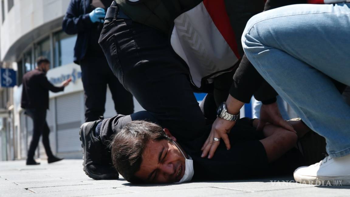 Técnica asfixiante, poner la rodilla en el cuello del detenido, es usada por policías en todo el mundo