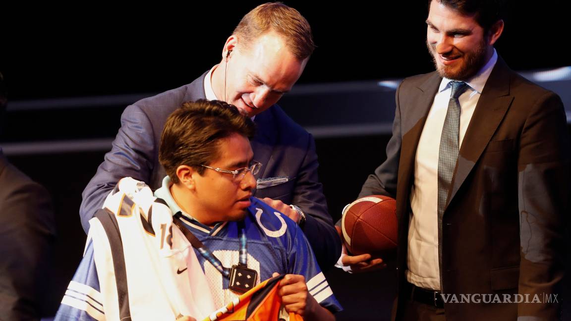 $!Peyton Manning pide a estudiantes destacados de México que no se rindan