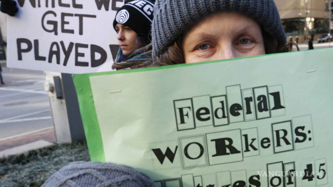 Al vigésimo primer día del cierre de gobierno en EU: Trabajadores reciben talones de pago por 0 dólares