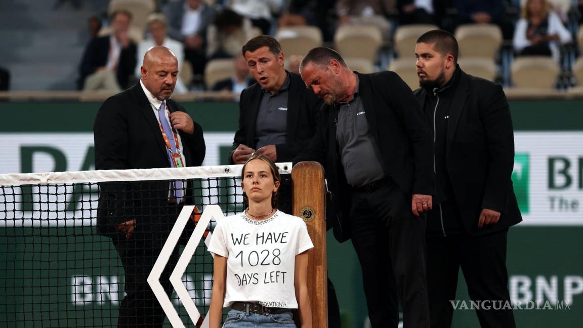 Una activista se encadena a la red e interrumpe la semifinal entre Casper Ruud y Marin Cilic en Roland Garros