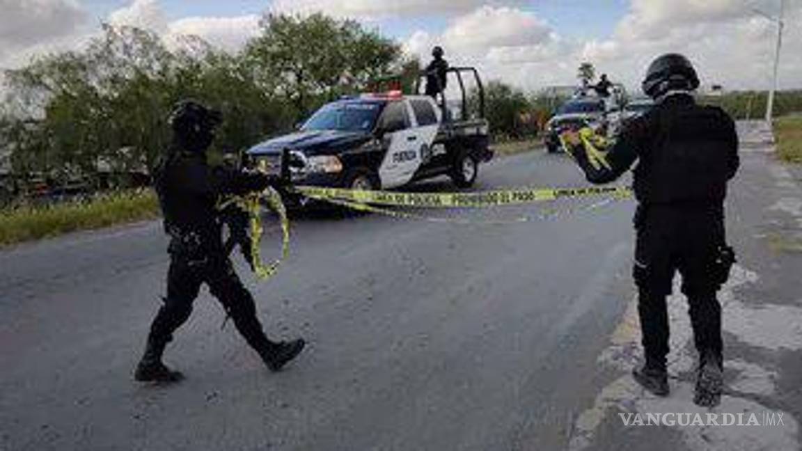 $!Junto a las cabezas también fue localizado un cartelón en color blanco, que aparentemente corresponde a un narco mensaje