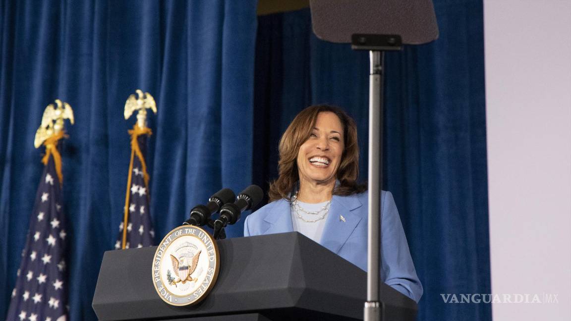 $!La vicepresidenta Kamala Harris sube al escenario antes de hablar en un mitin de campaña posterior al debate en Las Vegas.