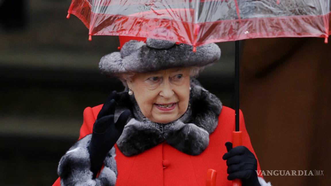 $!25 de diciembre de 2015, la reina Isabel II saluda a la multitud de simpatizantes cuando se va después de asistir al tradicional servicio religioso de Navidad.