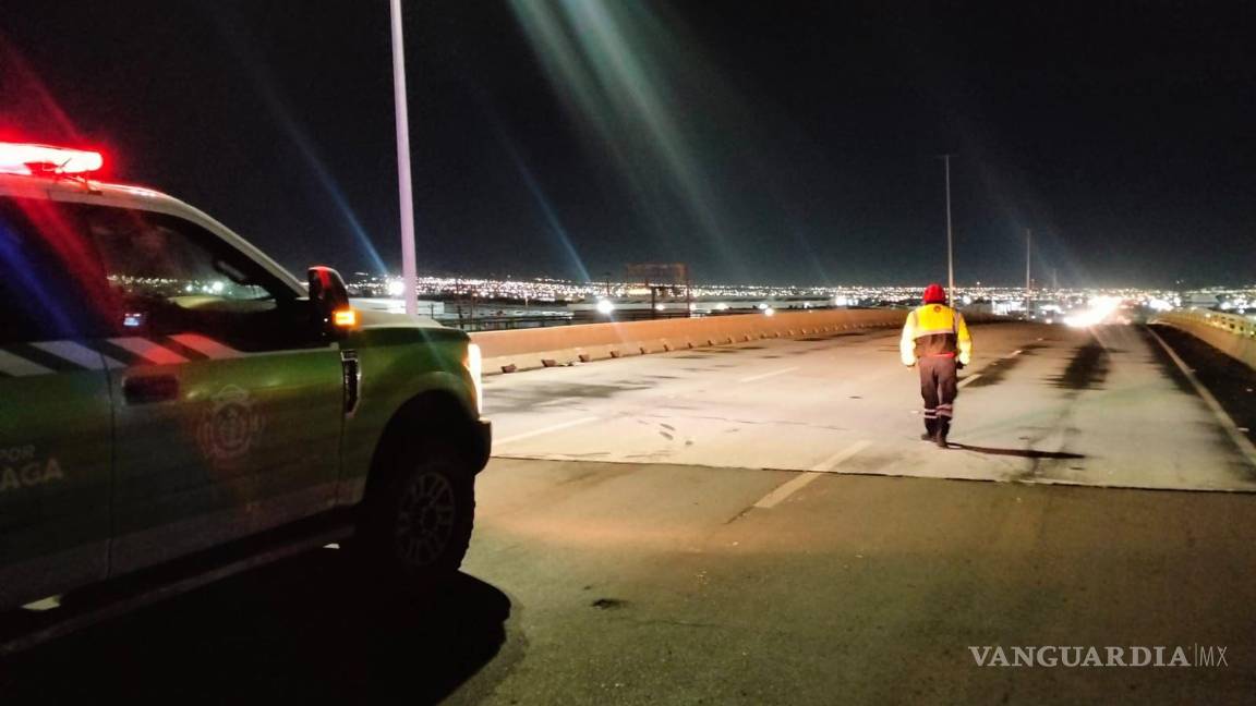 $!Protección Civil en Arteaga realiza trabajos de deshielo en el puente Fundadores, en el cruce con Libramiento Óscar Flores Tapia.