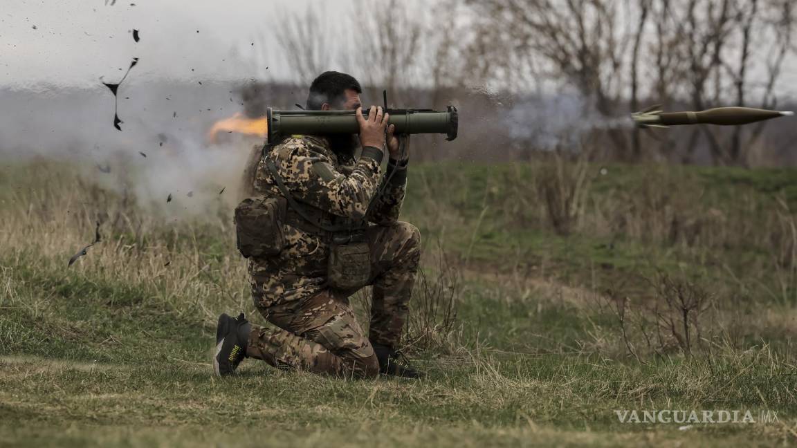 $!Un militar de la 24ª Brigada Mecanizada mejora sus habilidades tácticas en el campo de entrenamiento en un lugar no revelado en el este de Ucrania.