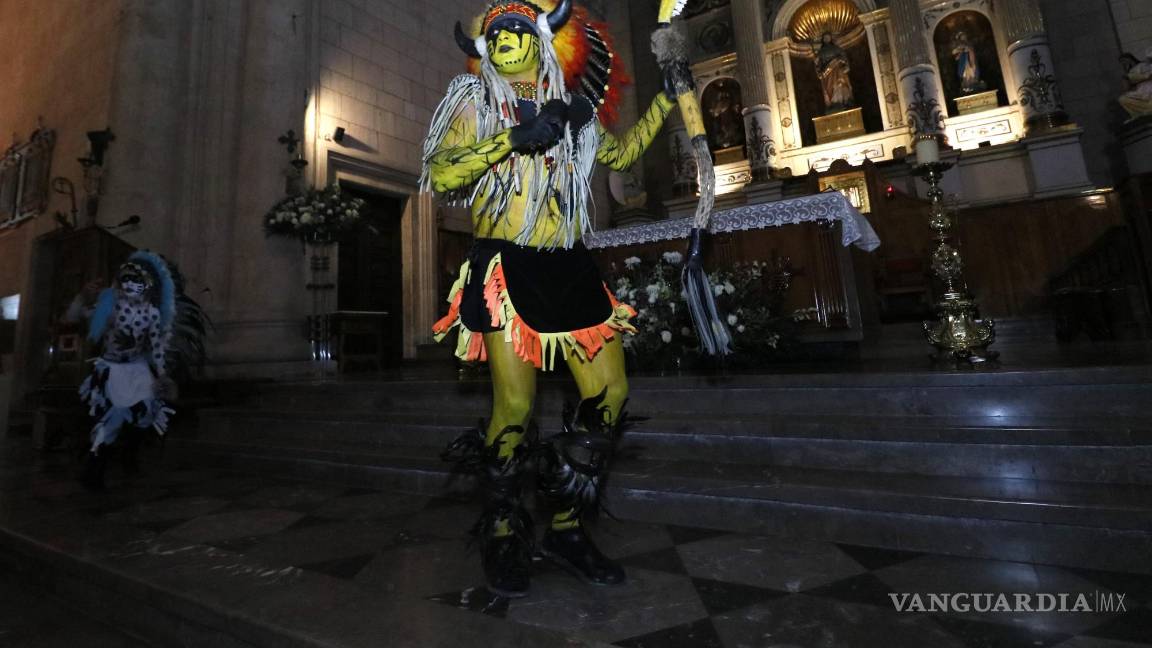 $!La tradicional matlachinada atrajo las miradas de los saltillenses que acostumbran acudir a este evento.