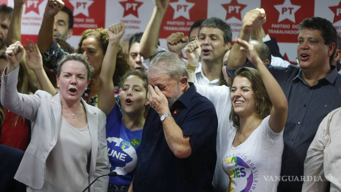 Ante cientos de militantes y llorando, Lula avisa que sigue en pie