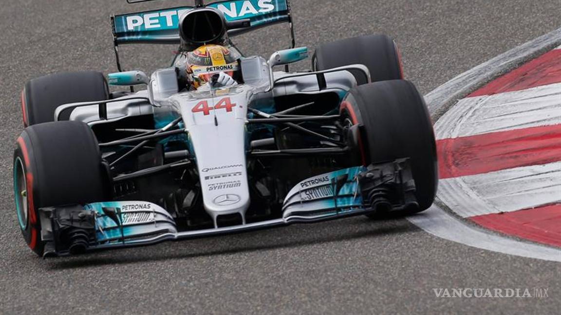 $!Hamilton sorprende a Vettel y saldrá desde la 'pole' en Shanghái