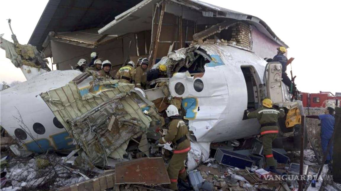 Sube a 15 la cifra de muertos por avionazo en Kazajistán