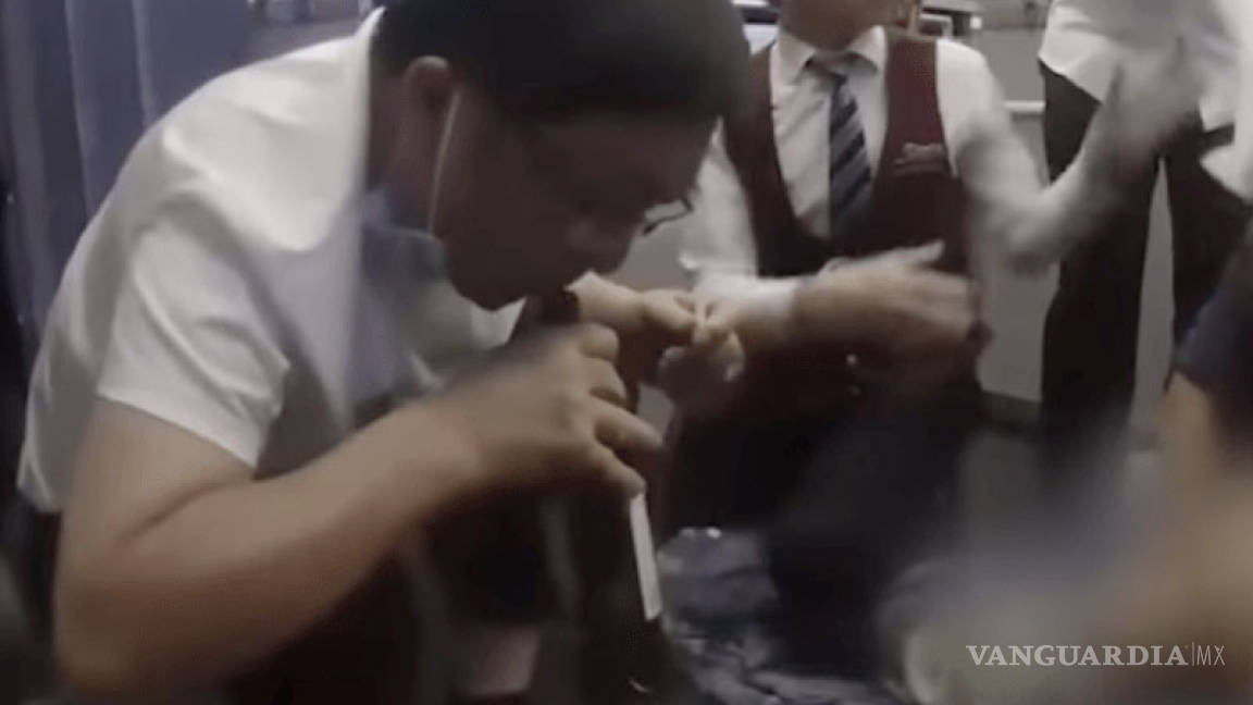 Médico le succiona un litro de orina a pasajero para salvar su vida en pleno vuelo