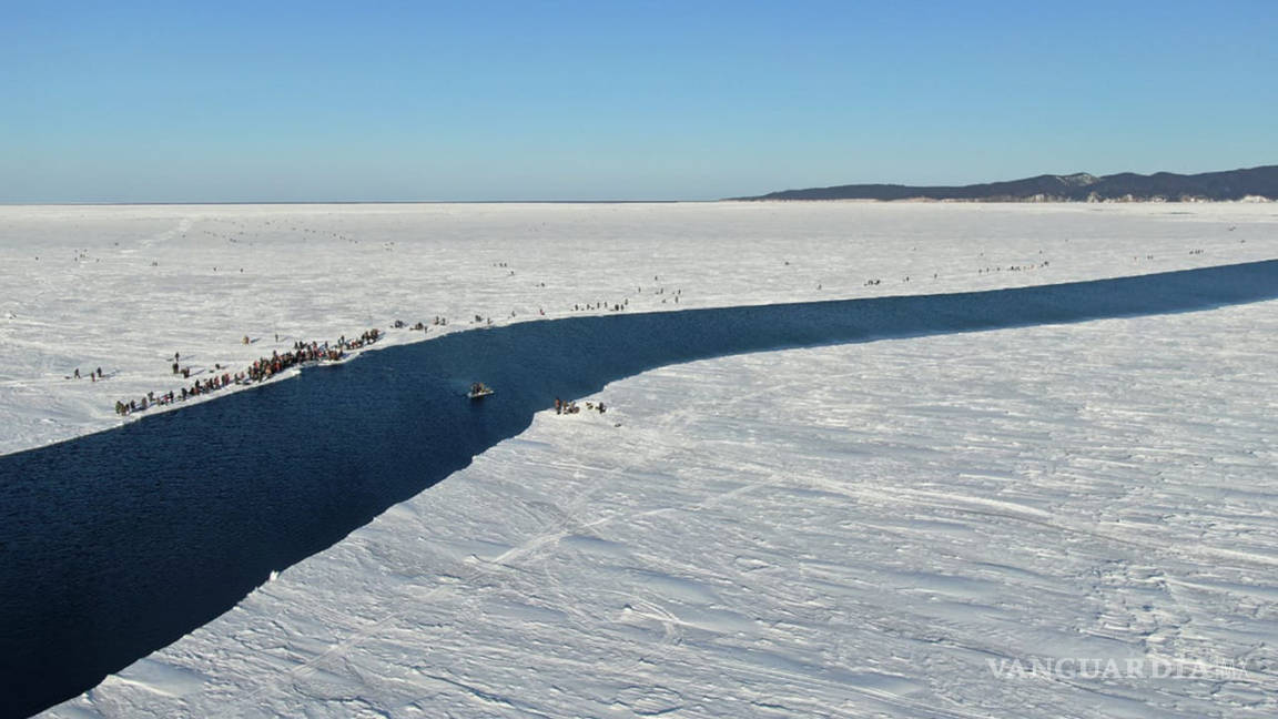536 pescadores que quedaron varados en un tempano de hielo son rescatados en Rusia