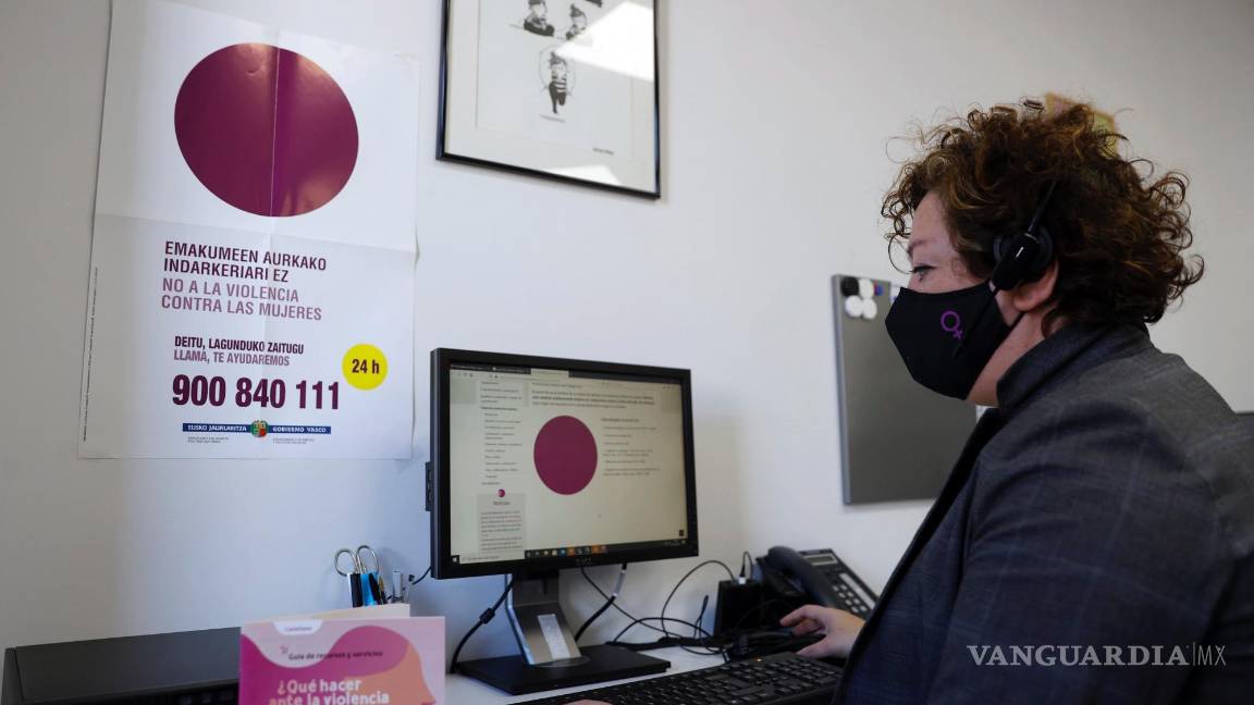 $!Una profesional atiende el teléfono durante el confinamiento. Todo lo que está conectado a Internet se puede hackear. EFE/LUIS TEJIDO