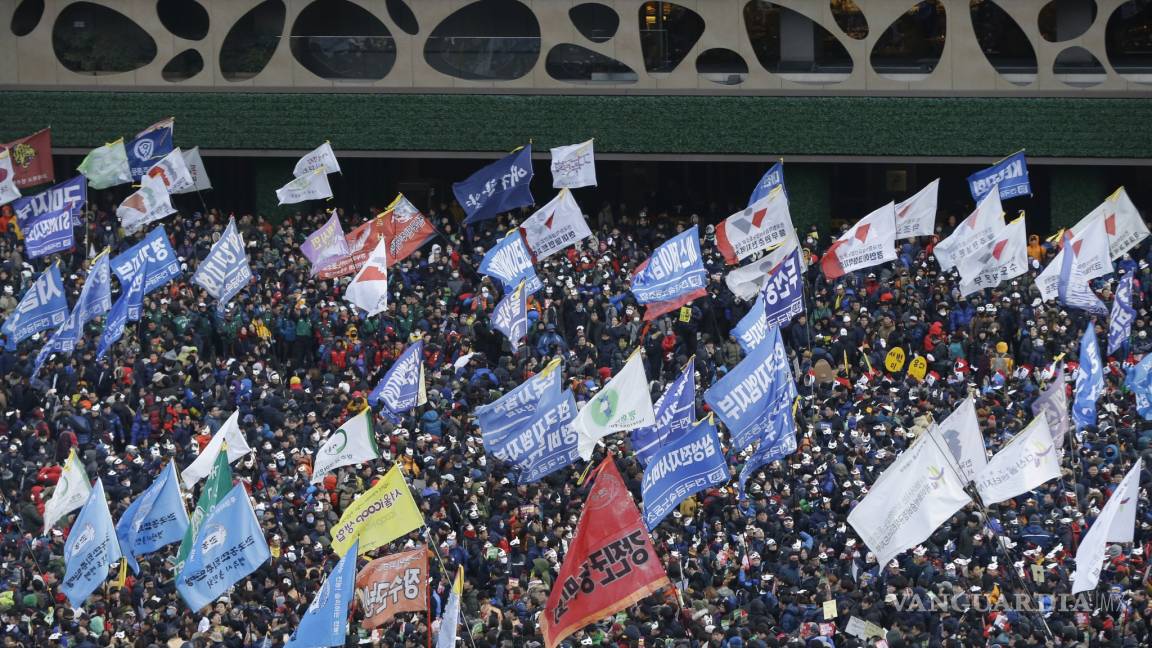Miles de personas protestan contra el gobierno en Corea del Sur