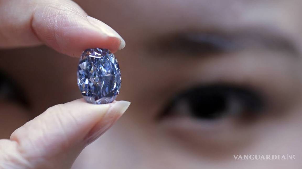 Sotheby's vende el diamante ovalado azul más caro de Asia
