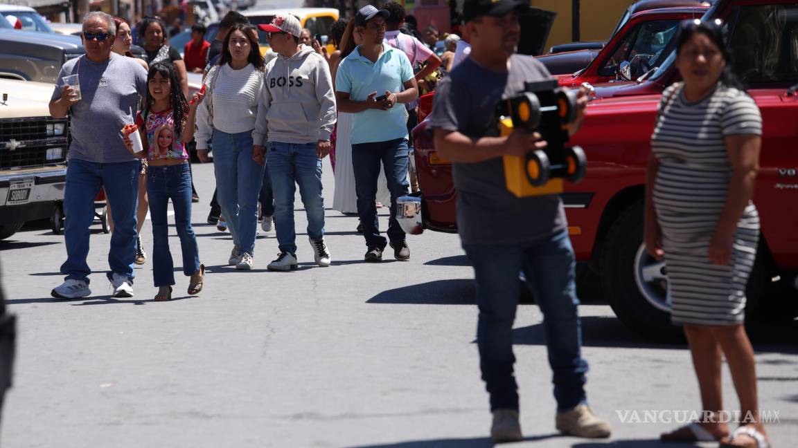 $!Cientos de personas se dieron cita en la exposición de autos clásicos, en Ramos Arizpe.