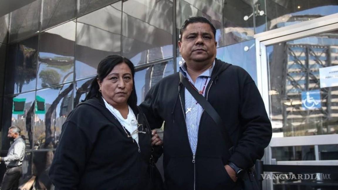 $!Dolores Bazaldúa y Mario Escobar Salazar acudieron ante la FGR para presentar nuevas pruebas en el caso | Foto: Cuartoscuro