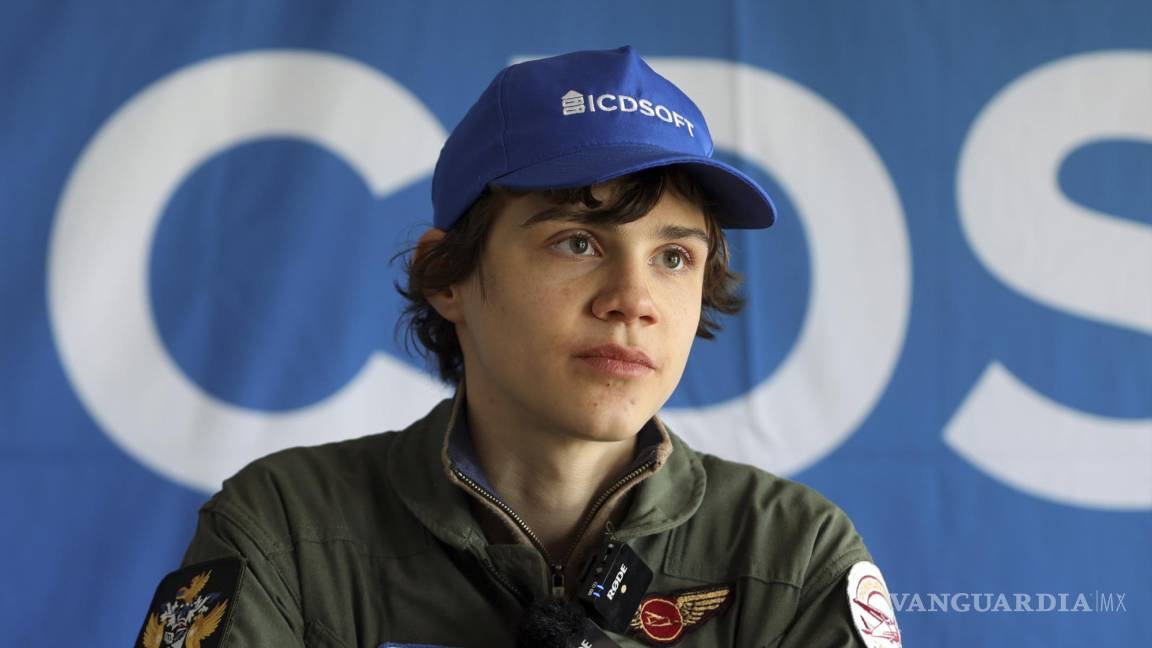 $!Mack Rutherford, de 16 años, en una conferencia de prensa, antes de su partida en un intento de volar solo por todo el mundo en el aeropuerto Sofia-West, en Sofía.