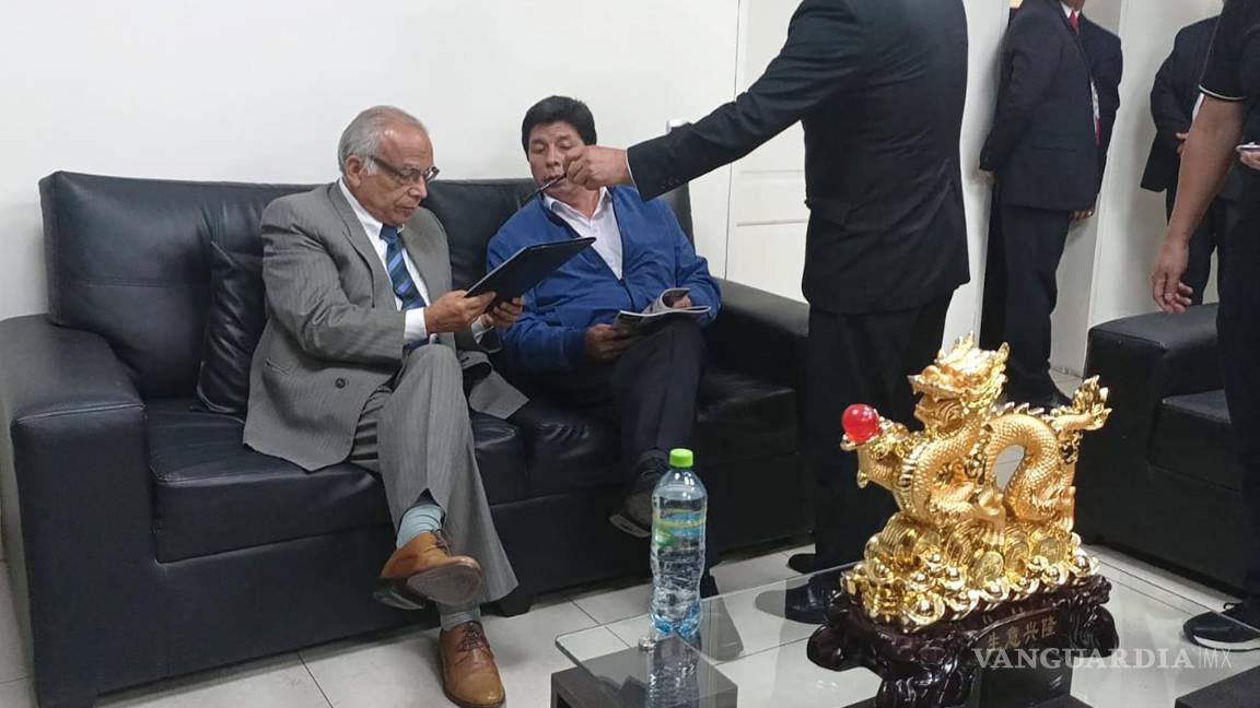 $!El expresidente Pedro Castillo, segundo desde la izquierda, y el exprimer ministro Aníbal Torres, extremo izquierdo en el centro dentro de una estación de policía.