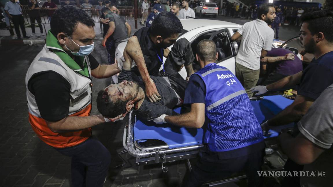 $!Palestinos cargan a un hombre herido en el hospital Al-Shifa en la ciudad de Gaza.
