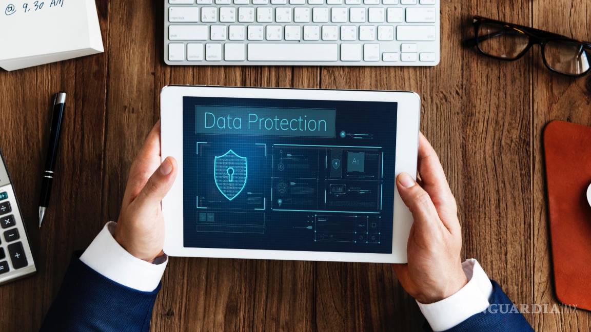 $!Manos de un usuario sosteniendo un dispositivo conectado.