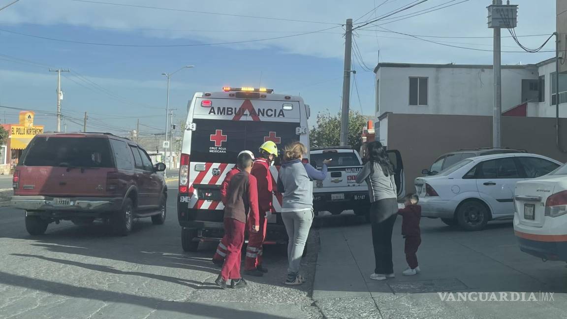 Saltillo: camioneta se queda sin frenos e impacta en farmacia; conductora y sus tres hijos resultan ilesos