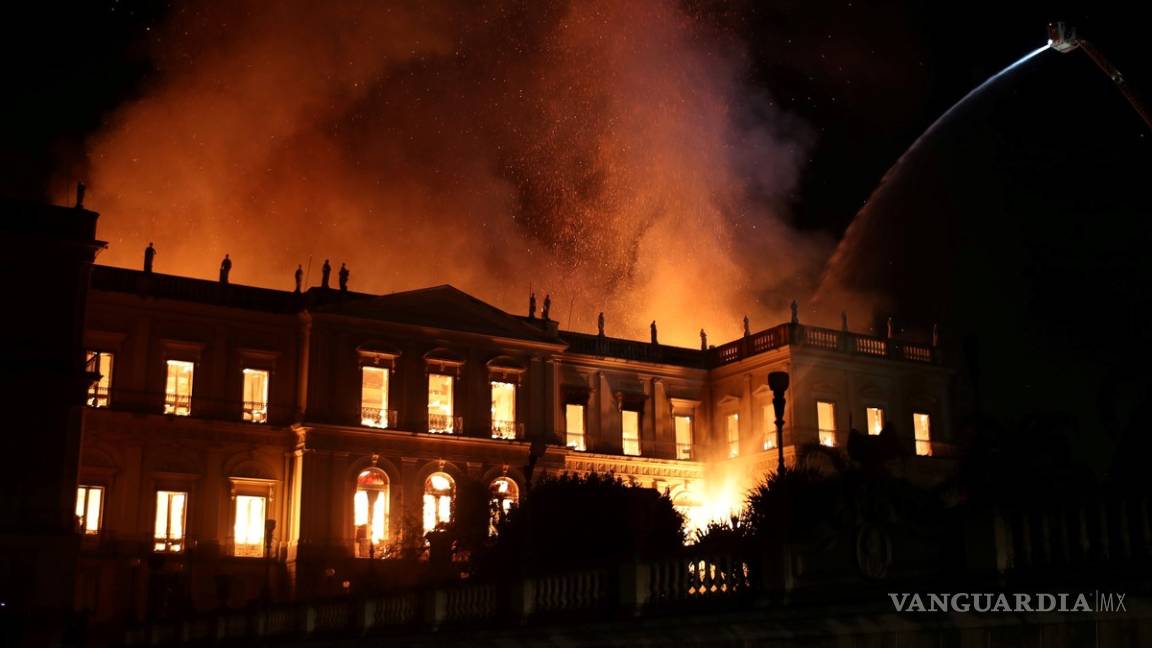 Incendio consume Museo Nacional de Río de Janeiro