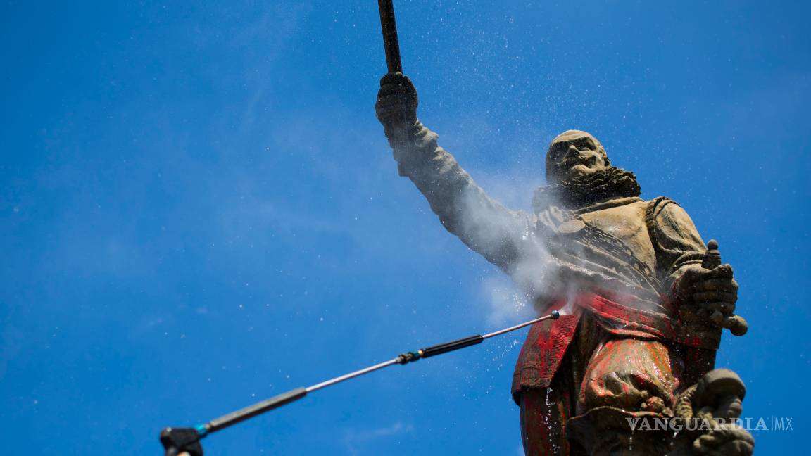 $!Monumentos y estatuas son víctimas de la ira y las protestas antirracistas en todo el mundo (fotos)