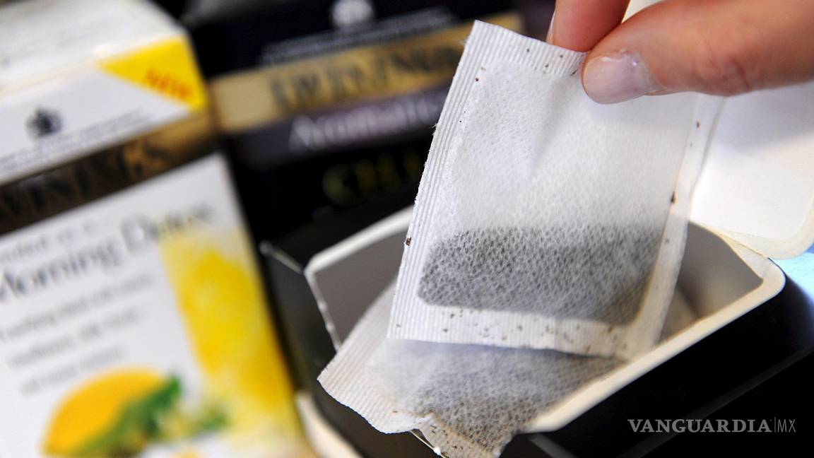 $!En la imagen, un amante del té sostiene una bolsita de té en Londres, Reino Unido.