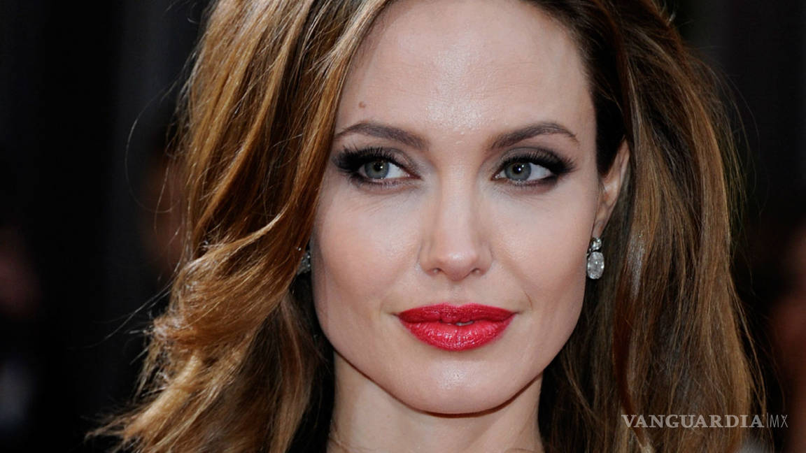 Angelina Jolie se borra tatuajes relacionados con Brad Pitt